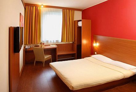 Double room at discount price in Star Inn Hotel close to Nyugati railway station