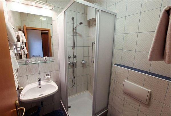 Bathroom with shower in Hotel Sissi in the heart of Budapest